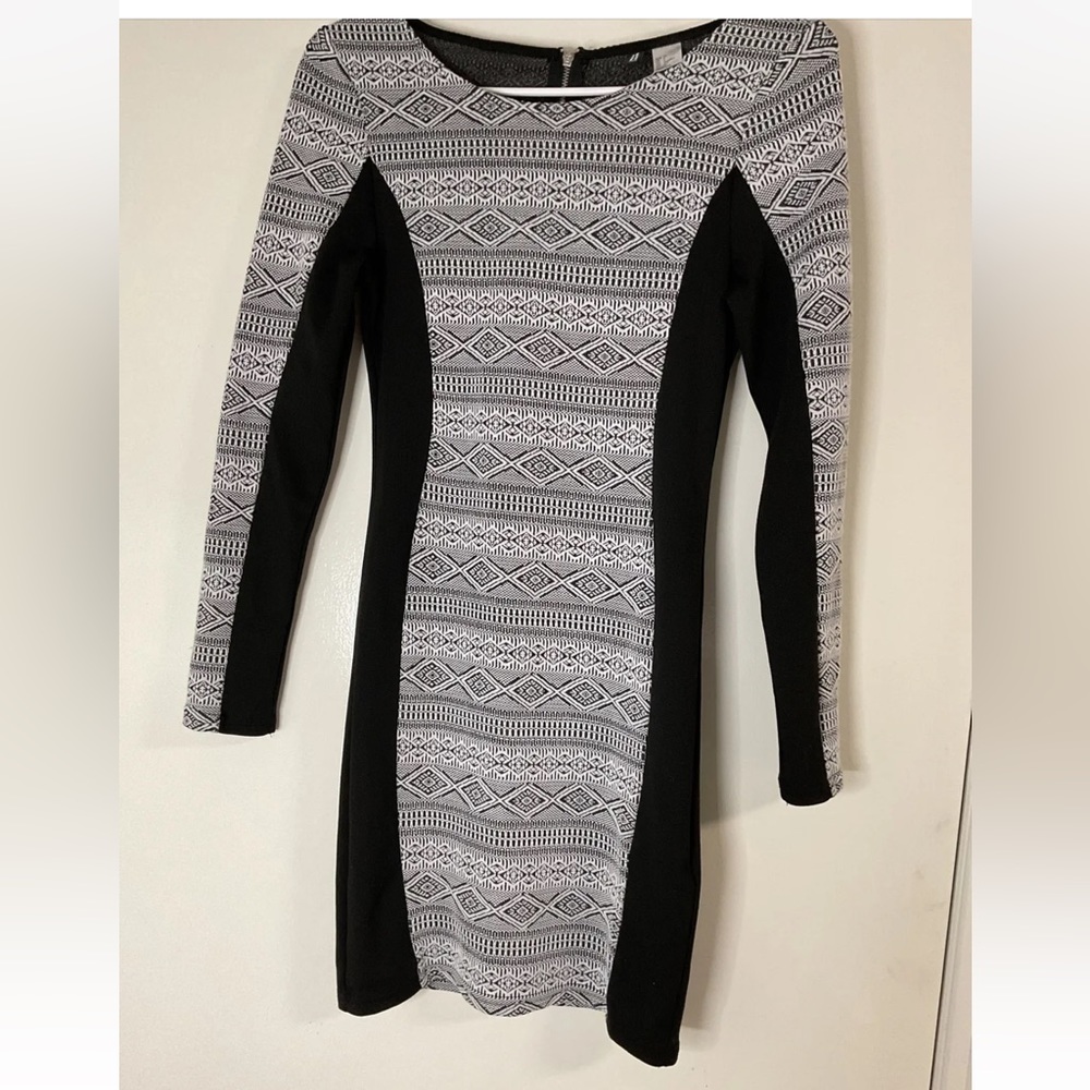 Divided H&M Size 4 Women’s Black & White Body Hugging Dress